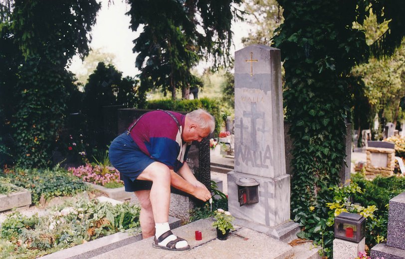 August Walla am Familiengrab in Klosterneuburg, wo seine Mutter und er begraben sind.