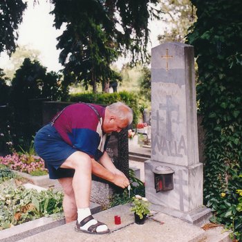 Springe zum Bild: August Walla am Familiengrab in Klosterneuburg, wo seine Mutter und er begraben sind.