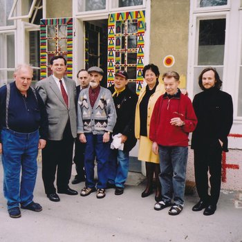 Springe zum Bild: Gruppenbild der Künstler von Gugging mit Kultur-Landesrätin Liese Prokop und Johann Feilacher (ganz rechts), Psychiater und seit 2006 künstlerischer Direktor des Museums in Gugging.