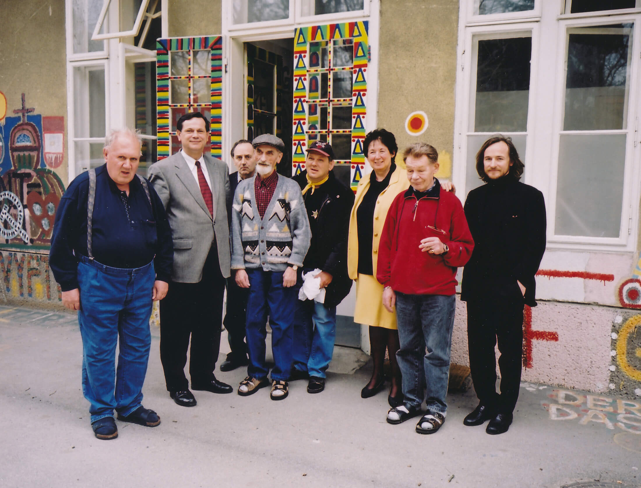 Gruppenbild der Künstler von Gugging mit Kultur-Landesrätin Liese Prokop und Johann Feilacher (ganz rechts), Psychiater und seit 2006 künstlerischer Direktor des Museums in Gugging.